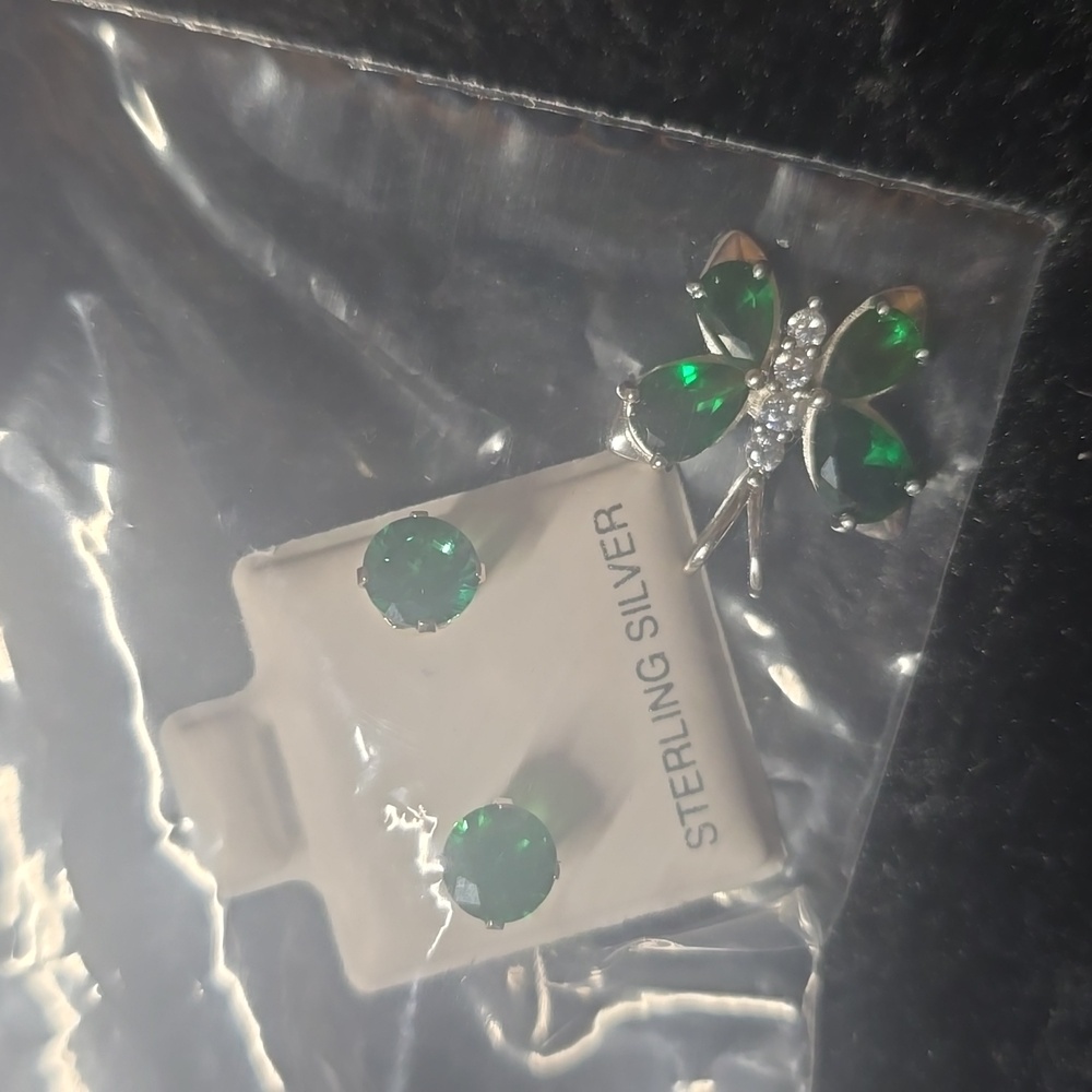 Green sterling set earinga ans nwcklace